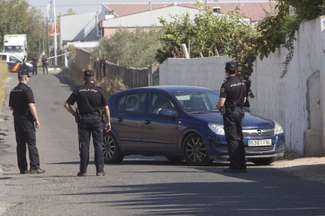 Agentes de polica custodian la entrada a la finca familiar Las Quemadillas. | M. Cubero