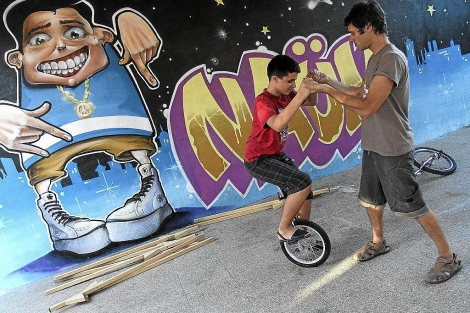 Marc ensea a un nio a montar en monociclo | Jordi Avell