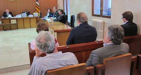 Los acusados en el banquillo ante el tribunal | EP