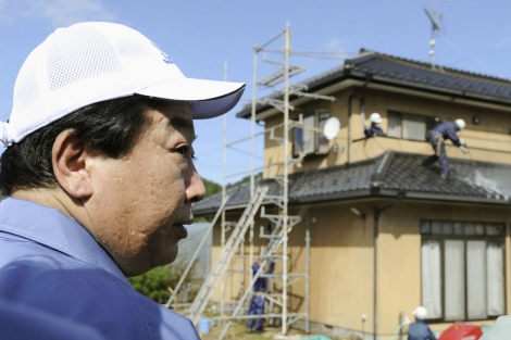 Yoshihiko Noda observa las tareas de descontaminacin en Fukushima. | Reuters