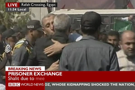 Un preso saluda a sus familiares tras ser liberado.