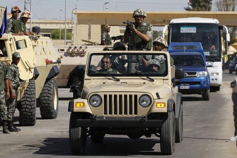 Soldados del Ejrcito egipcio escoltan un autobs con presos palestinos liberados. | Reuters