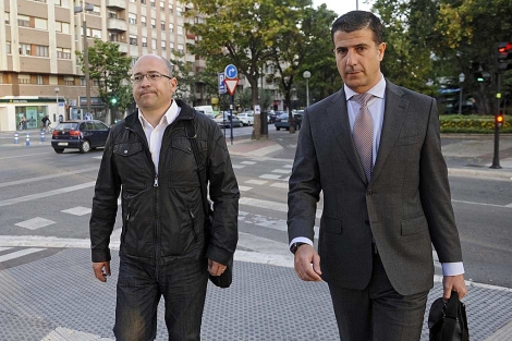 Alfredo de Miguel llega al juzgado con su abogado en Vitoria. | Nuria Gonzlez