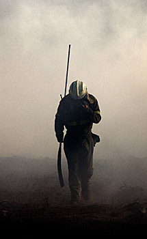 Un bombero, en Montederramo. | Efe