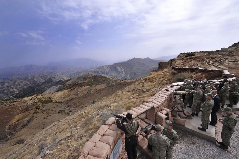 Militares turcos informan al presidente, Abdul Gl, en la provincia de Hakkari. | Reuters