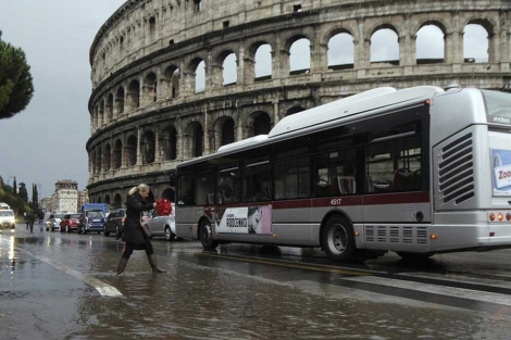 Inundaciones por las fuertes lluvias en Roma, junto al monumento del Coliseo. |Efe