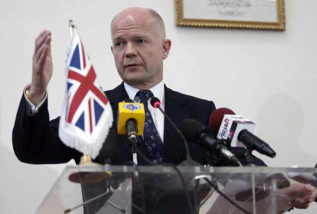 El ministro de Defensa britnico, William Hague, habla ante la prensa. | Reuters