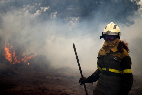 Un bombero durante las labores de extincin del incendio de Montederramo (Lugo). | Ourense