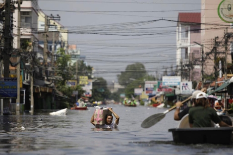 El distrito de Rangsit, a las afueras de Bangkok, anegado. | AP