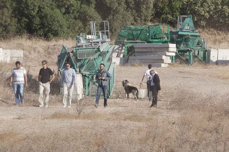 Agentes buscan con perros algn rastro de los menores en una escombrera. | Madero Cubero