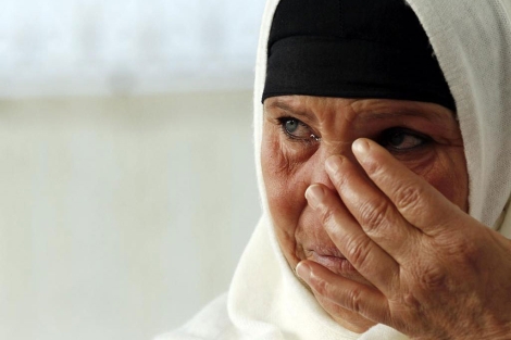 Manoubia Bouazizi, la madre del mrtir tunecino, llora durante la entrevista. | Reuters