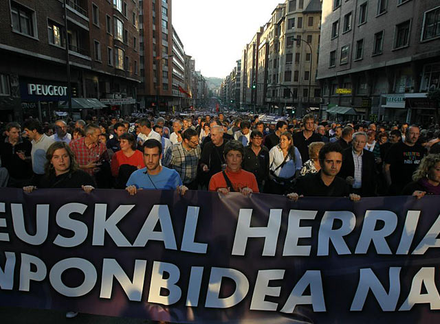Cabeza de la multitudinaria manifestacin que ha recorrido las calles de Bilbao. | Mitxi