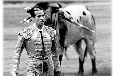 El maestro, de espaldas al toro 'Atrevido' en su legendaria faena de 1966 en Las Ventas.