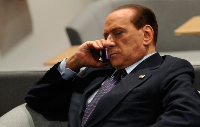Berlusconi se muestra serio durante la cumbre del Consejo Europeo. | Afp