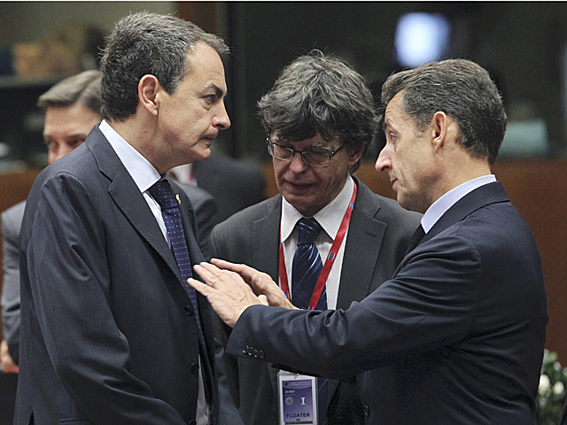 Zapatero escucha a Sarkozy durante la cumbre europea. | Reuters