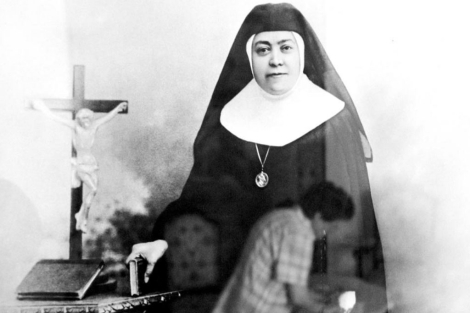 Bonifacia Castro vestida con el hbito de monja y junto a un crucifijo y libros sagrados. | EM