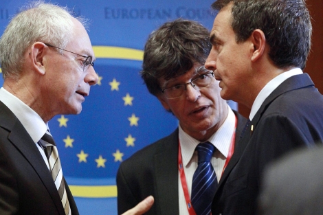 Zapatero conversa con Van Rompuy (i). | Efe