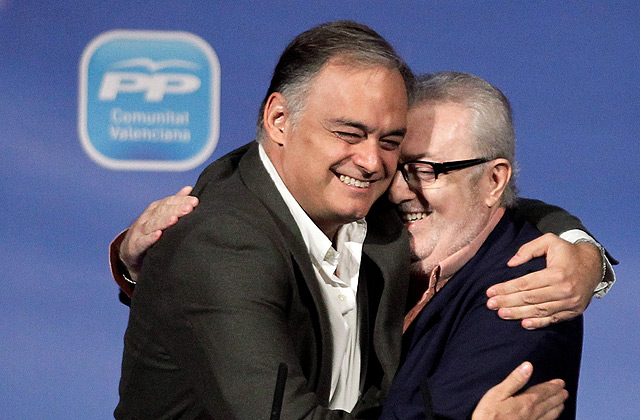 Esteban Gonzlez Pons se abraza con el cabeza de lista del PP al Senado Pedro Agramunt. | Efe