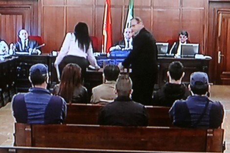 El padre lanza una mirada a los acusados antes de declarar. | Carlos Mrquez
