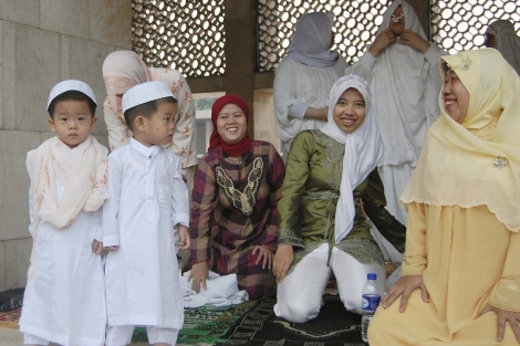 Un grupo de mujeres musulmanas se preparan para el rezo en la mezquita Istiqlal. |Efe