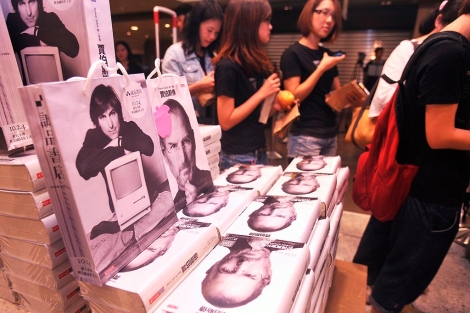 Cola para comprar la biografa de Steve Jobs en una librera de Taipei, Taiwan. | Afp
