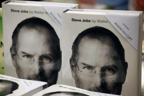 Copias de la biografa de Steve Jobs en una tienda. | Reuters