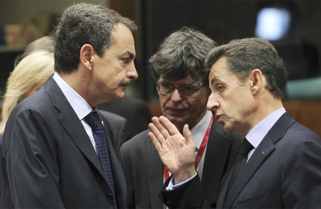 Jos Luis Rodrguez Zapatero y Nicolas Sarkozy charlan durante el Consejo Europeo. | Reuters