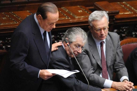 Berlusconi, Bossi y Tremonti, en el Parlamento italiano. | Efe