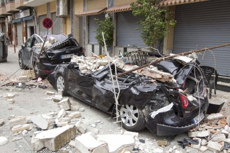 Coches destrozados tras el terremoto de Lorca. | Alberto Cuellar.