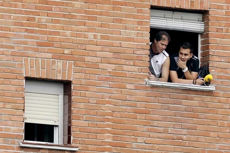 Un periodista de la Ser retransmite el Rayo-Zaragoza desde la ventana de una vivienda. | Efe