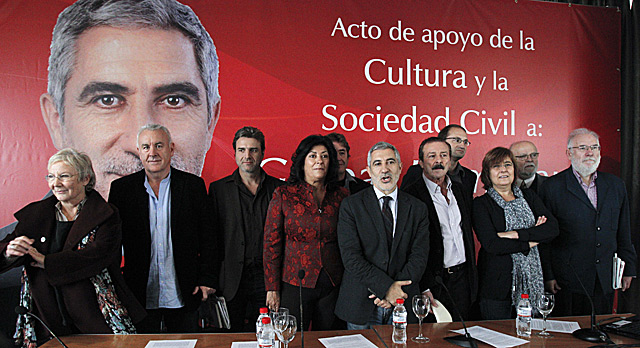Gaspar Llamazares, en el centro, junto a miembros de la cultura y lderes polticos como Cayo Lara o Joan Herrera. | Efe