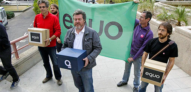 El lder de la formacin Equo, Juan Lpez de Uralde (en el centro), con otros miembros de su partido. | Alberto Cullar