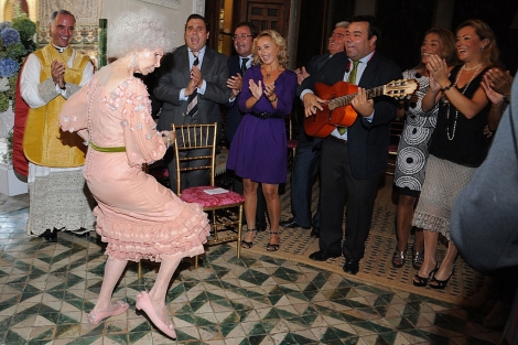 Cayetana de Alba baila delante de sus invitados tras contraer matrimonio. | Afp