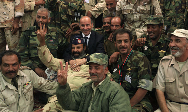 El presidente del Comit Nacional de Transicin con militares antigadafistas. | Ap