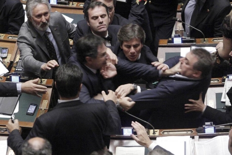 Pelea entre los diputados italianos de Fini y los de Bossi en el Parlamento. |Reuters