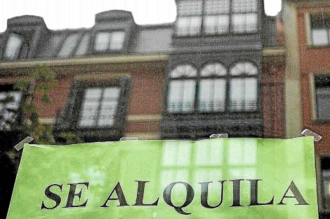 Cartel de 'Se alquila' en un bloque de pisos en Bilbao . | Mitxi