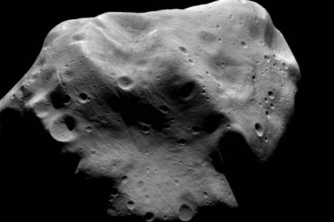 Imagen del asteroide Lutetia captada por la sonda 'Rosetta' en 2010. | ESA.
