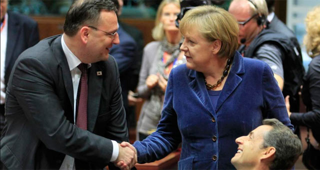 Angela Merkel y el primer ministro checo se saludan durante la cumbre de este miércoles. | Reuters