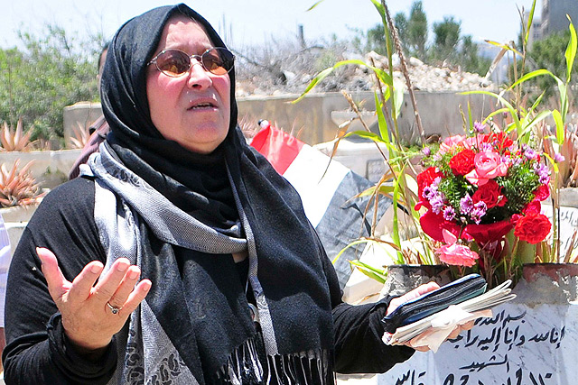 La madre de Jaled Said, en una imagen del pasado mes de junio, ante su tumba. | Reuters
