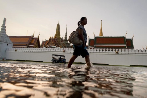 Una mujer pasea ante El Gran Palacio en Bangkok.| Efe