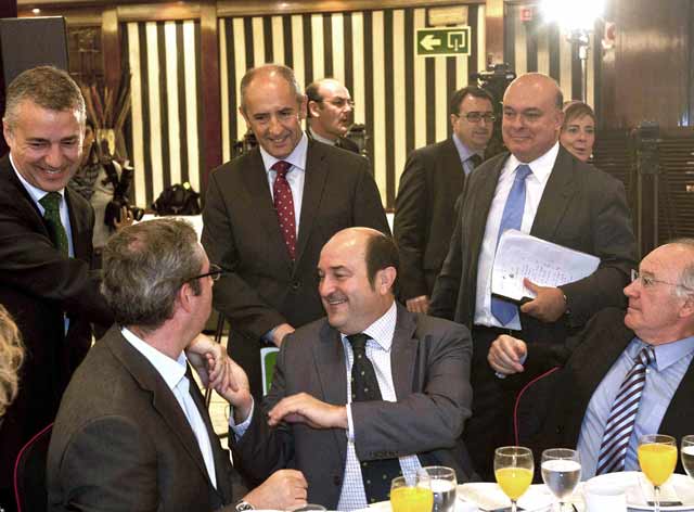 Los dirigentes del PNV se saludan en el inicio del acto celebrado en Bilbao. | Efe