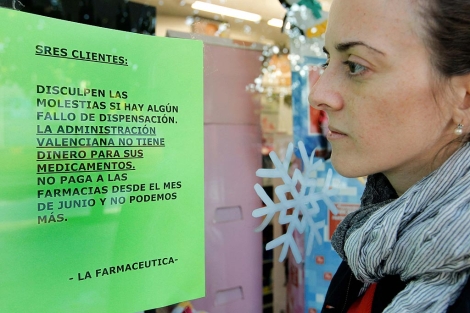 Un cartel de protesta en una farmacia valenciana. | Efe