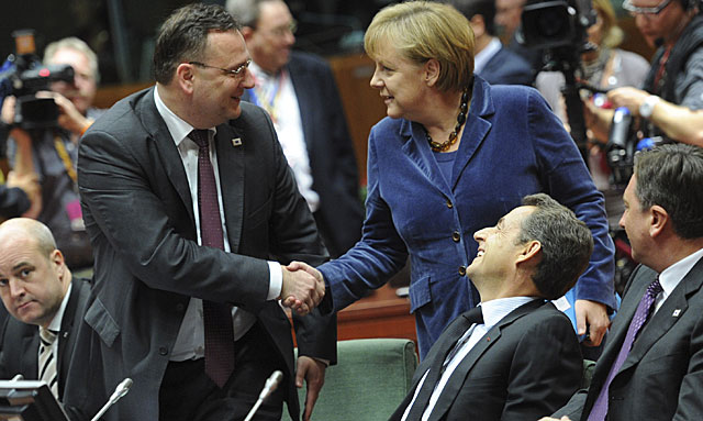 Merkel y Sarkozy, en la cumbre europea con el primer ministro sueco, checo y esloveno. | Ap