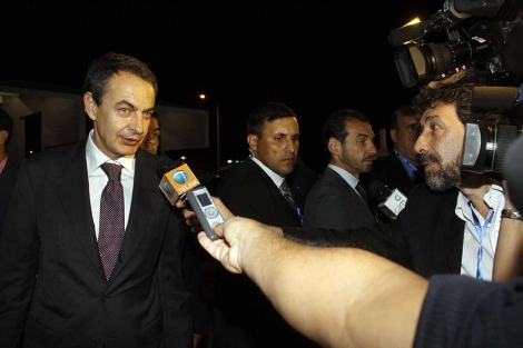 Zapatero, a su llegada al aeropuerto de Asunción. | Afp