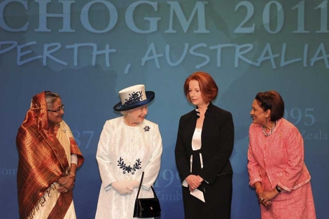 La Reina Isabel II, con Sheikh Hasina, Julia Gillard , y Kamla Persad-Bissessar. | Reuters
