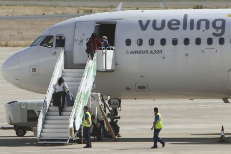Varios pasajeros suben a un Airbus A 320 de Vueling. | Efe