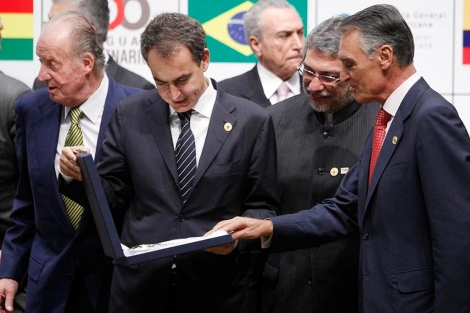 Zapatero recibe una placa del resto de presidentes. | Efe