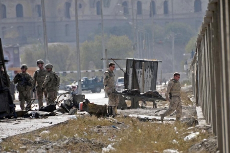 Soldados de la OTAN trasladan el cuerpo de una vctima en el ataque terrorista en Kabul. | AFP
