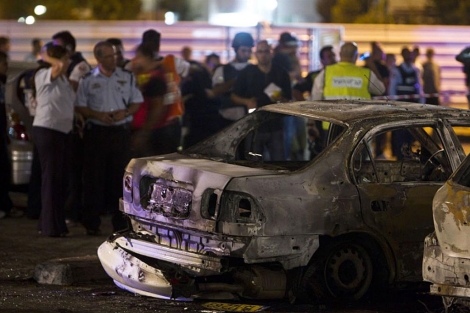 Coches afectados por los disparos en la ciudad israel de Ashdod.| Reuters