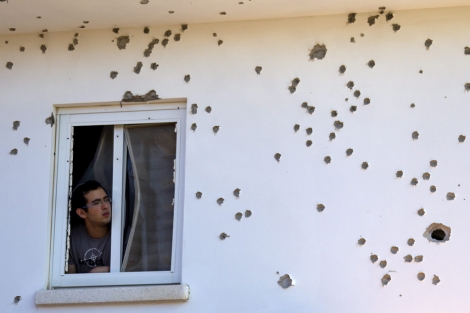 Vivienda de un israel, rodeada de marcas de metralla en Ashkelon. | Efe